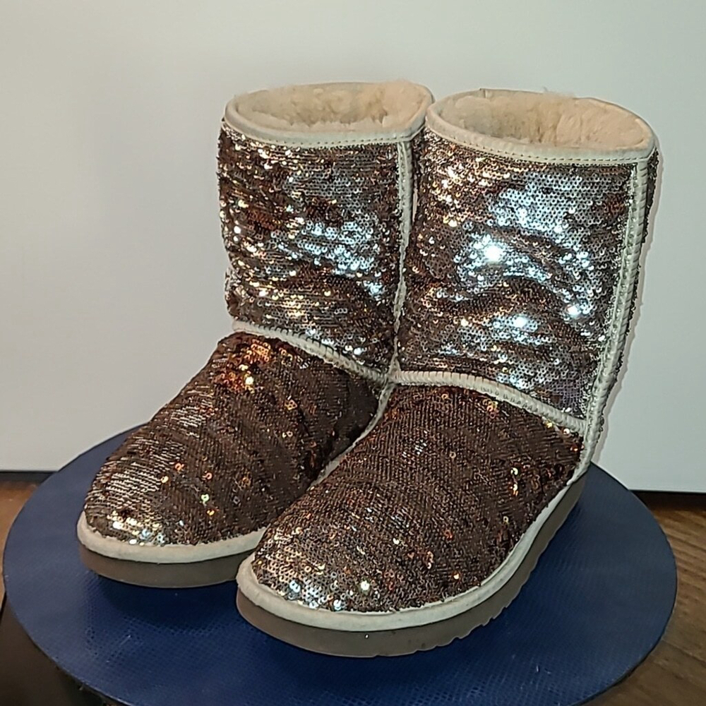 UGG Women’s Classic Short silver to copper flip sequin boots Sz.8 [#1503] EC.